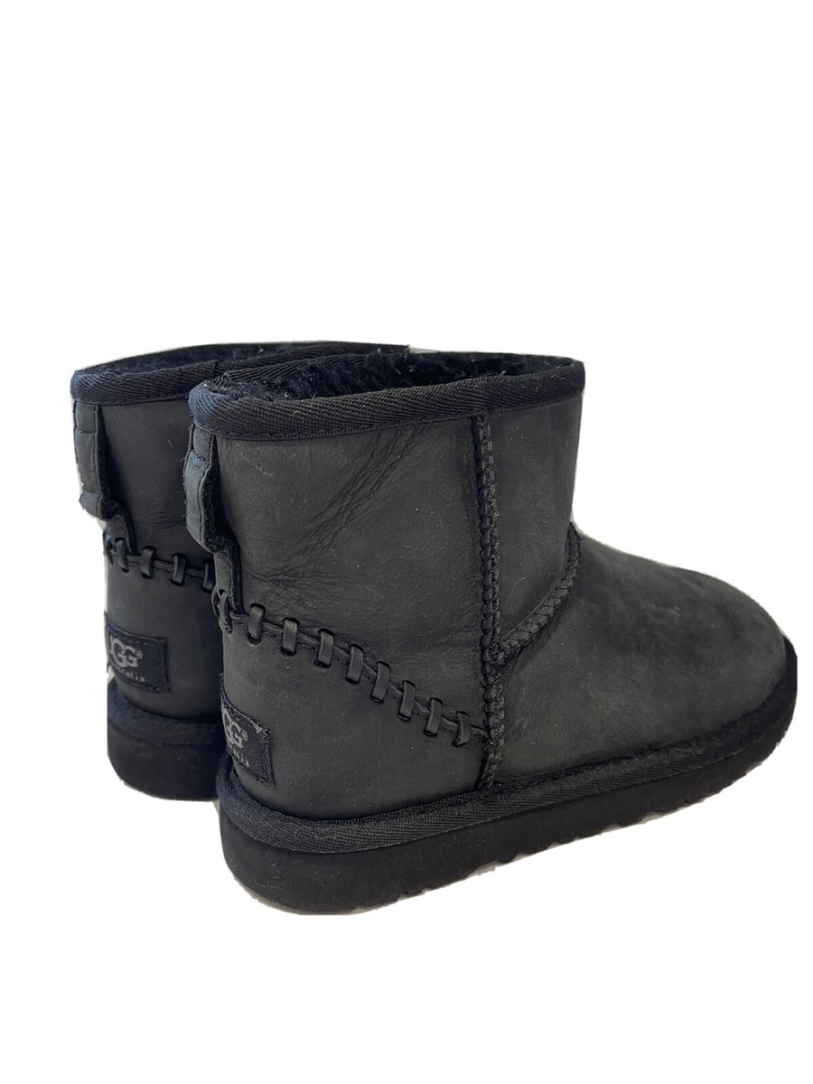 UGG AUSTRALIA BLACK SHEEPSKIN SHORT BOOTS KIDS SIZE EUC