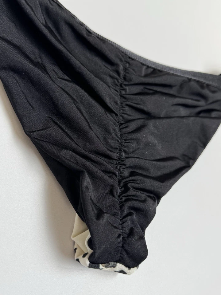 Parte inferior de biquíni Beach Bunny tamanho P preta estampa animal estilo aquarela ajustável - Imagem 4 de 4