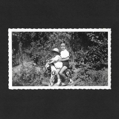 Kinder auf Holzpferd, Hut, Profilspiel - altes Foto Schnappschuss ca. 1940
