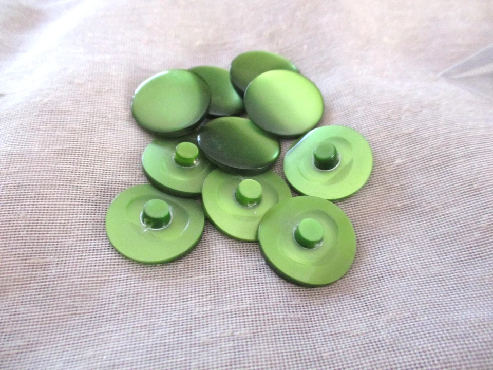 LOTE DE 10 BOTONES NOS ACRÍLICO AGUACATE VERDE ASPECTO MOONGLOW 7/8 (22mm) Foto 4 de 4