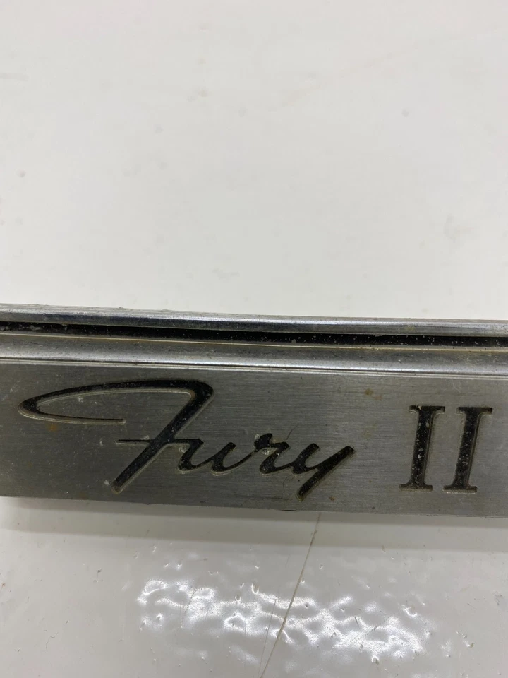 1966 年普利茅斯 Fury II 烤架徽章 Mopar 前饰装饰成型徽章 — 第 3/4 张图片
