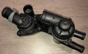 VW Golf Plus 1.4 TSI CAV CAX Thermostat Kühlwasserstutzen 03C121026AC