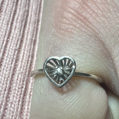 Vintage 10kt white gold Heart Ring Diamond Accent 1.19 grams of 10kt white gold