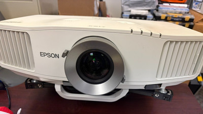 Epson PowerLite Pro G5950 5200-Lumens HDMI Projector Remote Chief Mount Tested