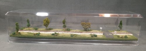 Z SCALE 16" SINGLE TRACK- TRAIN DISPLAY CASE-SUMMER SCENE-w/ RAILROAD CROSSING