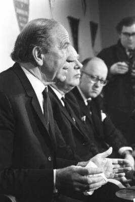 Sir Matt Busby announces his resignation as Manager of Manches 1969 Old Photo 14