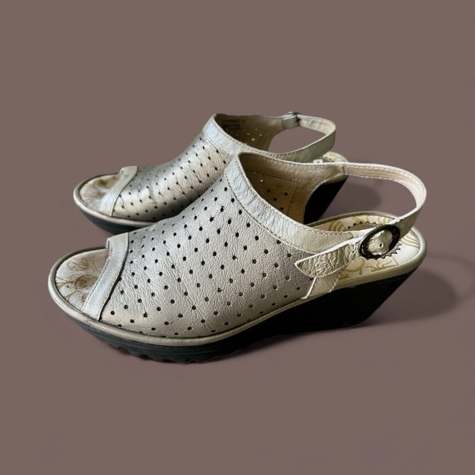 Sandalias de cuña FLY LONDON Yile perforadas metálicas plateadas peep-toe EU 39/US 8 Foto 2 de 4