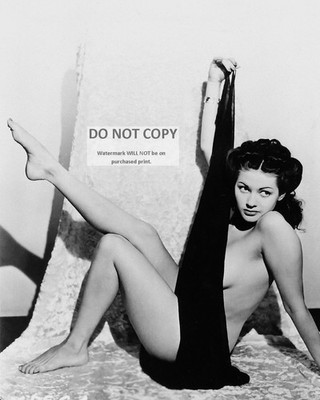 ACTRESS YVONNE DE CARLO PIN UP - 8X10 PUBLICITY PHOTO (DD-925)