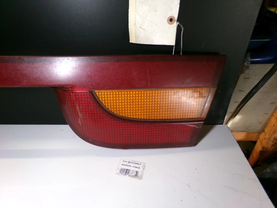 Lente del panel de luz trasera central 16525846 2002 Saturn S sedán SL1 SL2 Foto 3 de 4