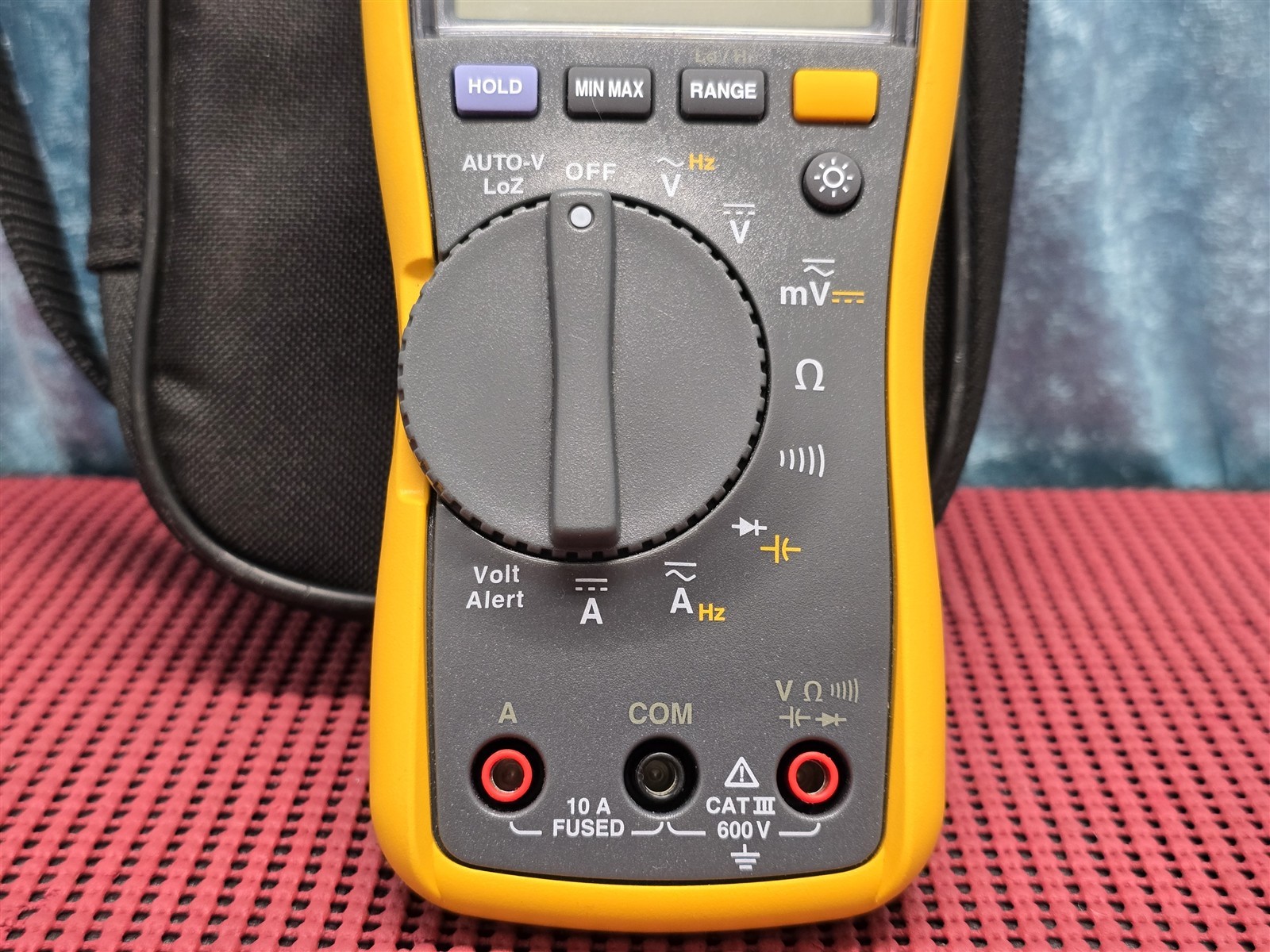 FLUKE 117 TRUE RMS MULTIMETER W/ CASE AND LEADS 