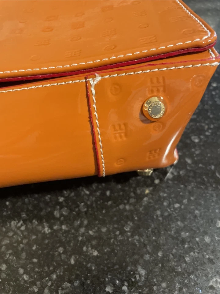 ARCADIA 压纹专利皮革包,TERRA COTTA 带金色链带 - 全新 — 第 4/4 张图片