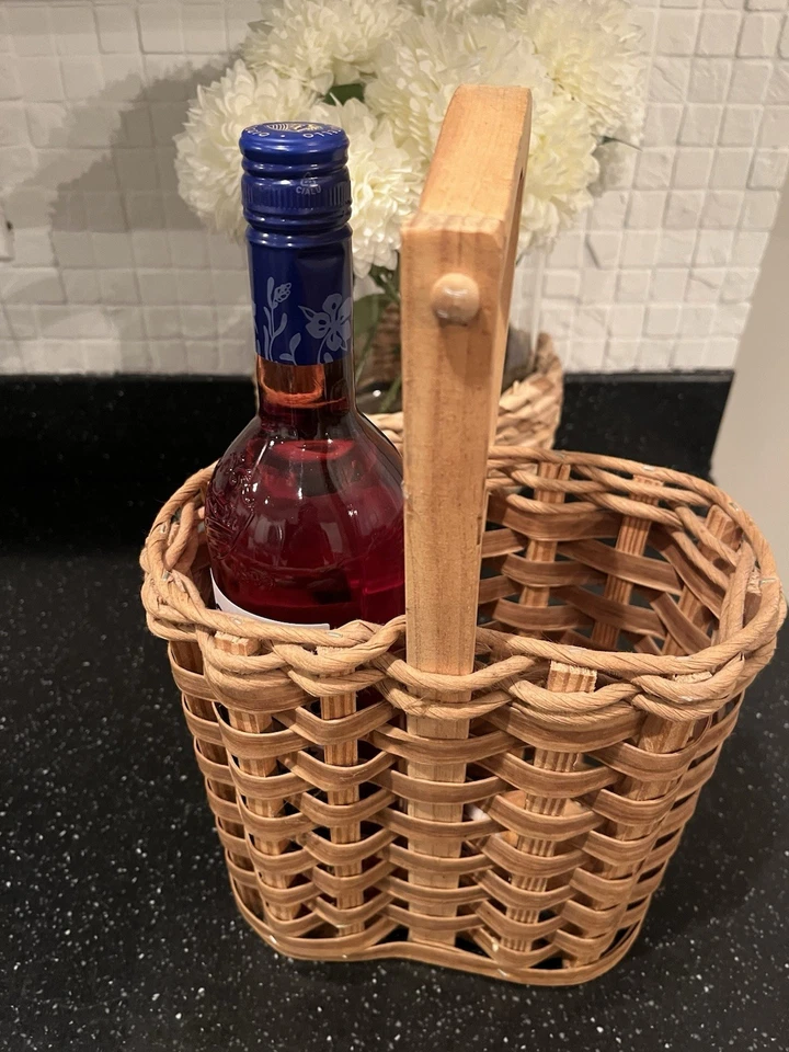 Porta vino cesta de mimbre/sostiene dos botellas de vino. Hermosa cesta!! Foto 3 de 4