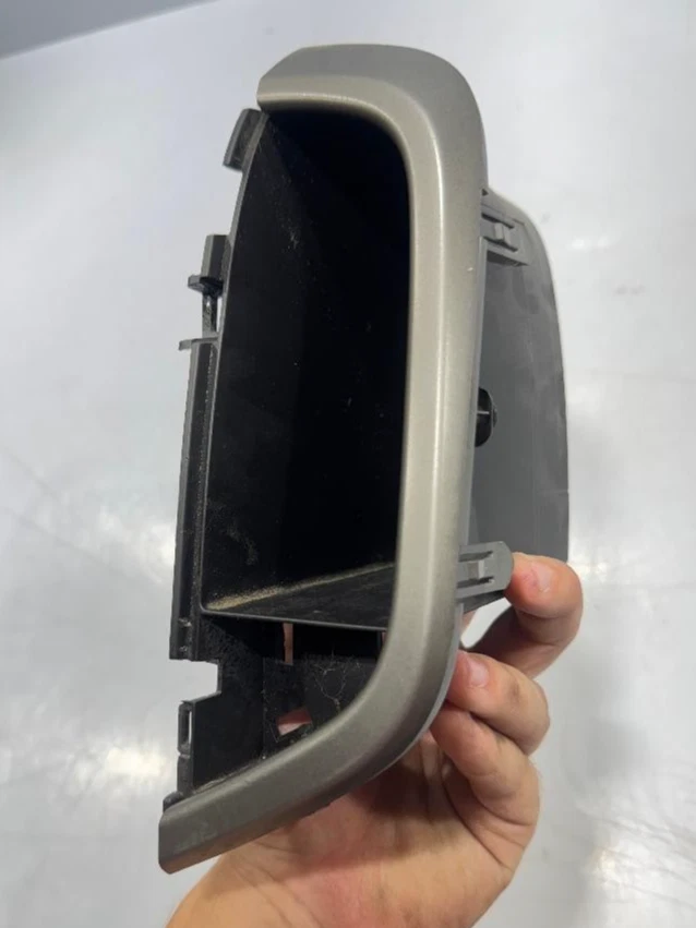 Panel de almacenamiento derecho Chevy Sonic 2012-2015 P/N 95952557 pieza usada original OEM Foto 3 de 4