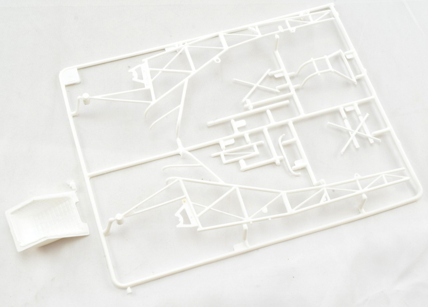 Детали модели Atlantis Chevy El Camino Funny Car Frame в сборе 116 H1499F-ОПТОМ 1990₽