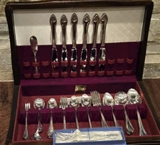 1847 Rogers Bros REMEMBRANCE Silverplate Flatware Set 61 Pc + Chest 1948 CLEAN
