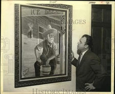 1969 Press Photo Frank P Horlock Jr looks at painting of Judge Roy Bean, Texas