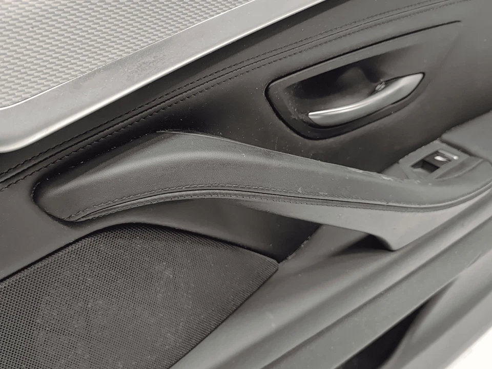 2011-2016 宝马 550i xDrive 前乘客门卡面板人造革黑色原始设备制造商 — 第 4/4 张图片