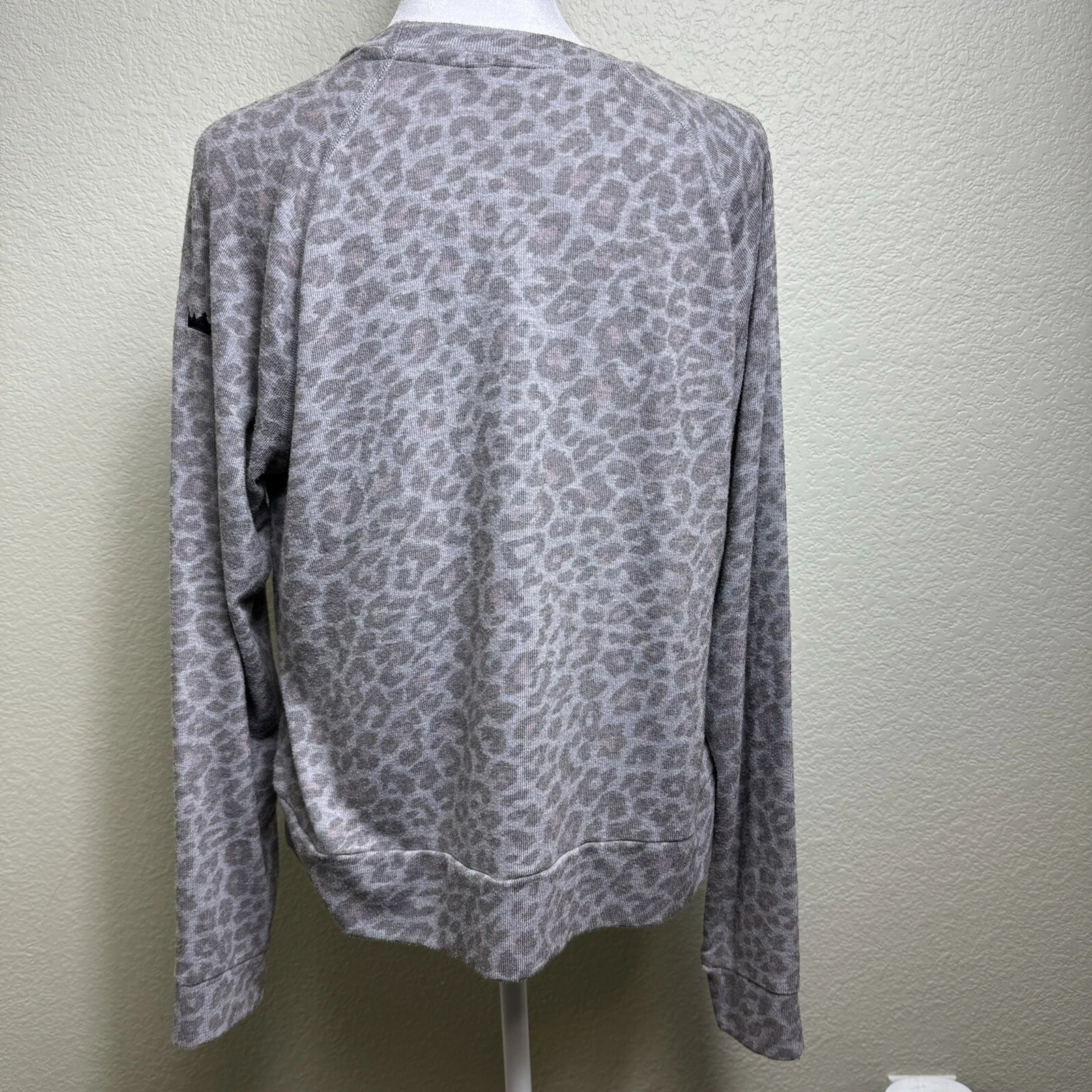 beyond-yoga leopard raglan crew neck light soft sweatshirt