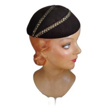 1940s Vintage New York Creation Brown Felt Skullcap Hat with Gold Braid