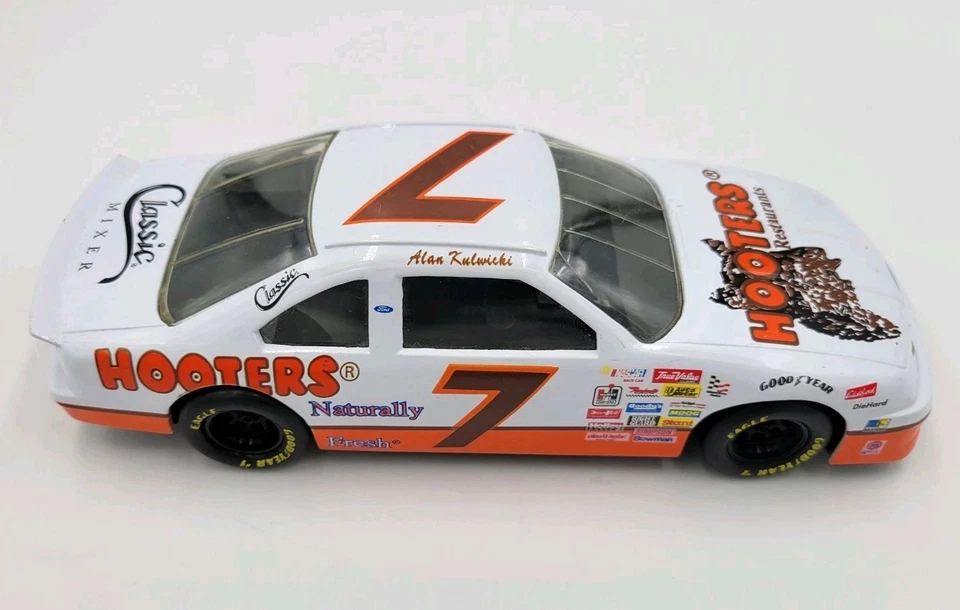 Coche diecast Alan Kulwicki #7 Hooters NASCAR 1:24 Racing Champions Foto 3 de 4