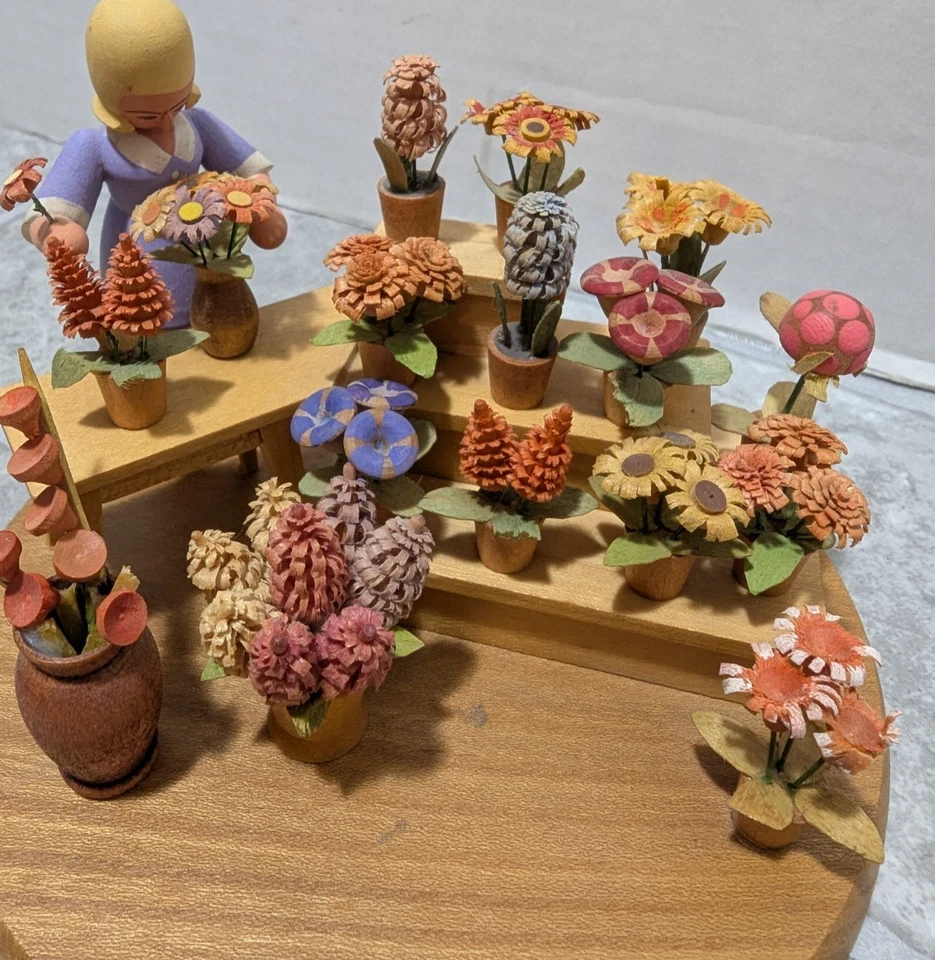 Vendedor de flores de madera tallada vintage Erzgebirge Alemania Oriental Foto 3 de 4