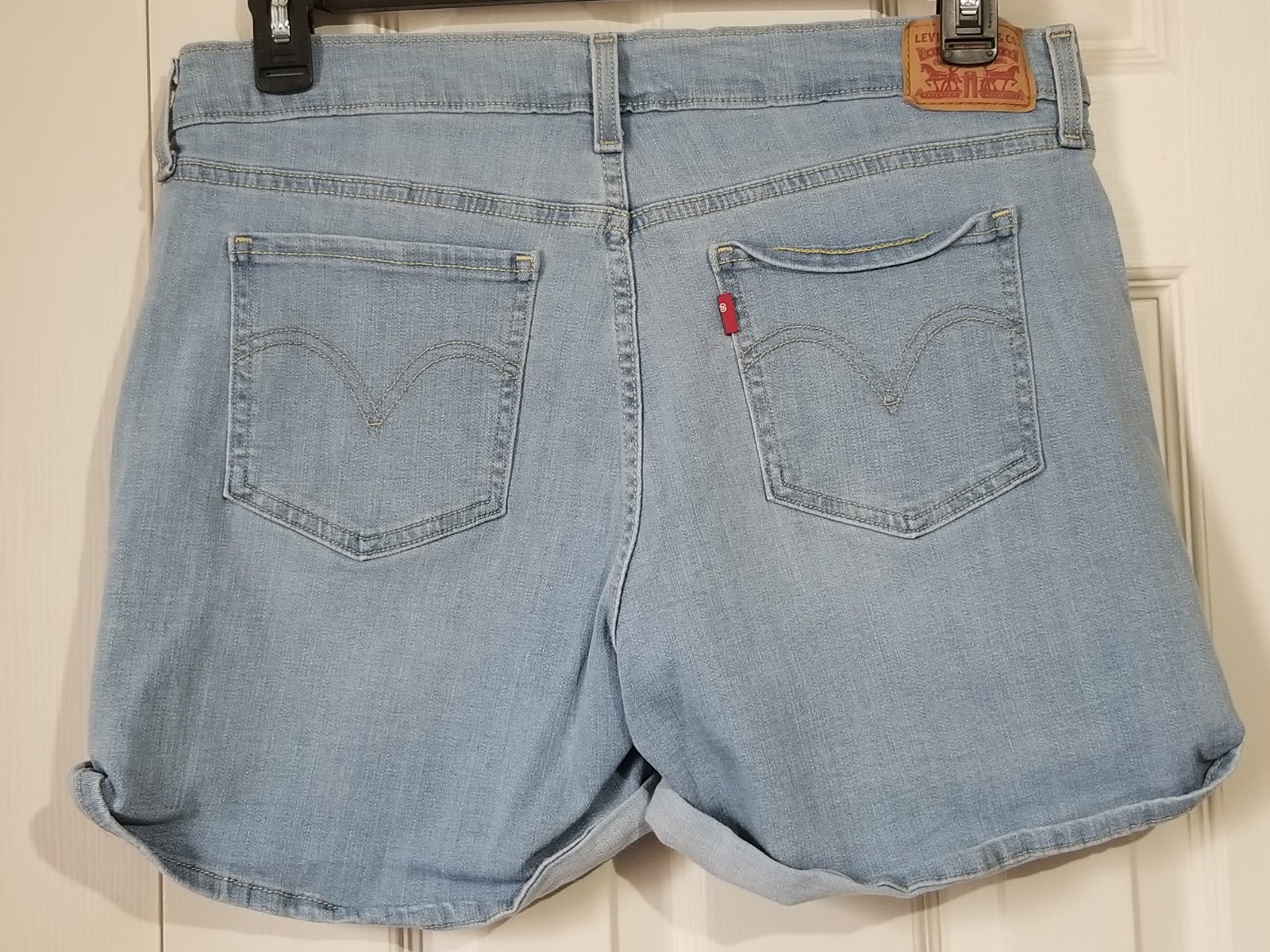 Levi's Women Denim Shorts Cuffed Light Wash 32x4 Stretch Red Tab Blue Jean #463 thumbnail 2