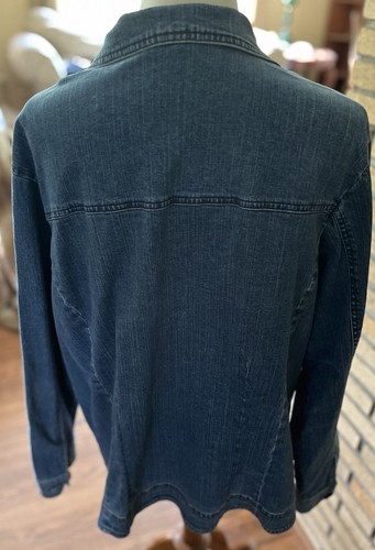 Relativity Medium Wash, Women's Classic, Button Down, Denim Jacket, Size 2X - Picture 3 of 5