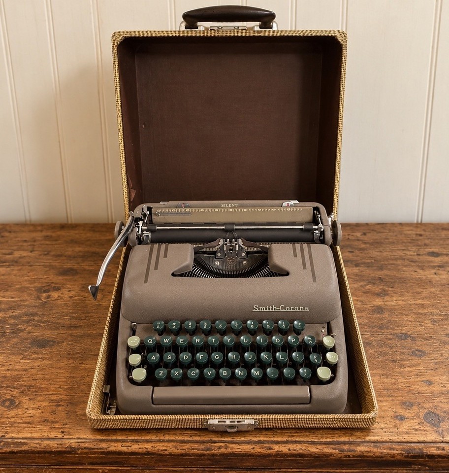 Vintage 1956 Smith-Corona Silent Super Manual Typewriter W/ Carrying Case *Read*