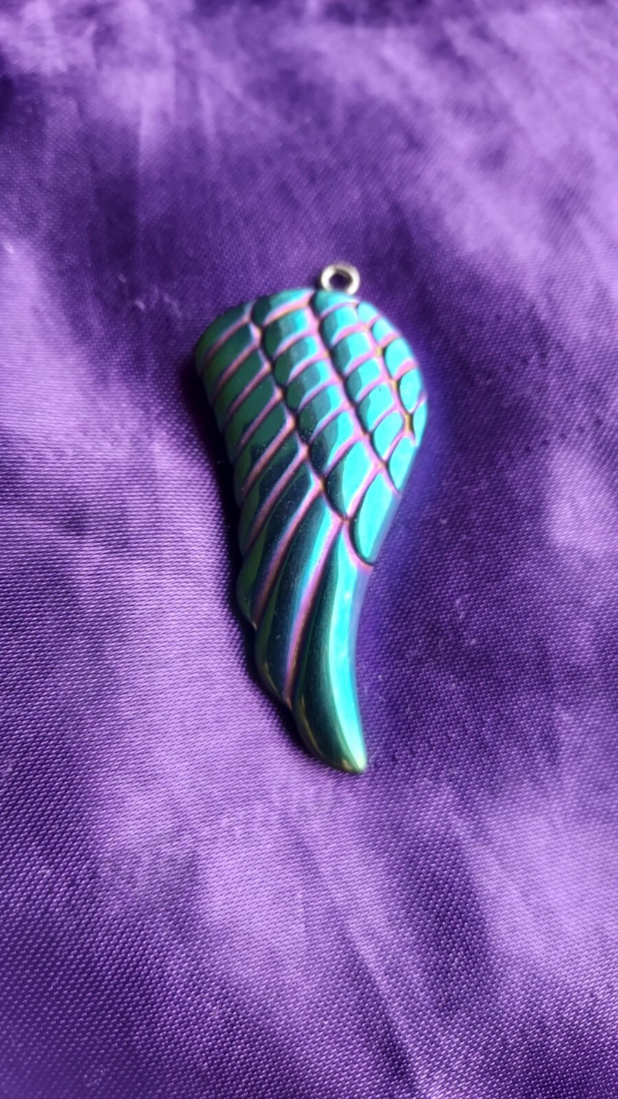 Pendentif aile d'ange en hématite 5.2 cm, bijou minéral métallisé pour homme et femme N° 2769