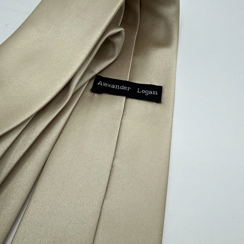 Corbata de vestir Alexander Logan de poliéster dorada color liso 58/3 afilada para hombre Foto 4 de 4