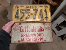   1939 GREENWWOOD MISSISSIPPI LICENSE PLATE & COTTONLANDIA TOPPER TAG COTTON 