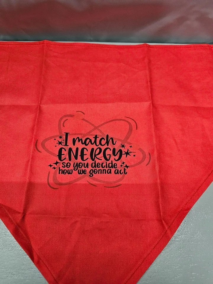 Bandana roja personalizada para perro I Match Energy Quote Foto 2 de 3