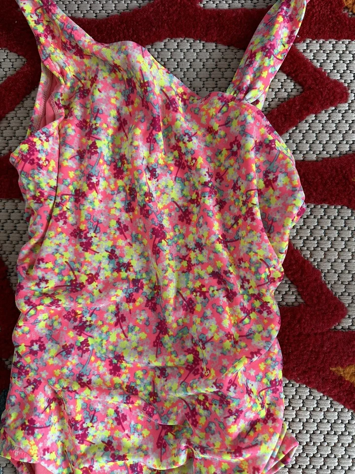 Traje de baño de una pieza floral rosa Gap para niñas, diseño asimétrico, verano, talla 10 Foto 2 de 4