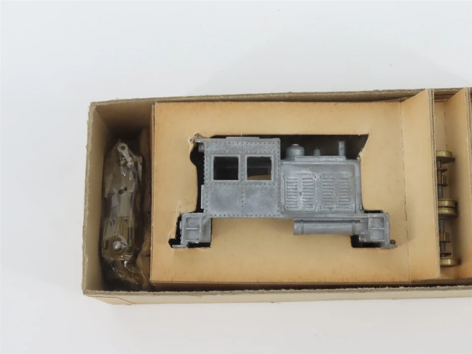HO Scale The Penn Line D-2 Undecorated Midget Switcher Diesel Locomotive Kit - Image 3 of 4