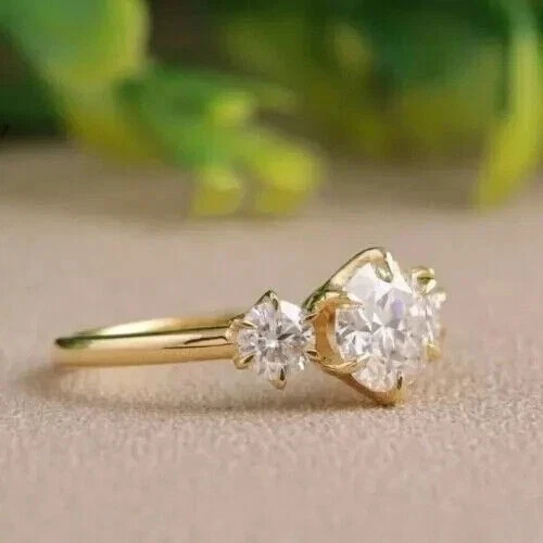 Помолвочное женское кольцо из муассанита круглое созданное в лаборатории покрытие желтым золотом 14 карат 2,5 карата - Изображение 2 из 4