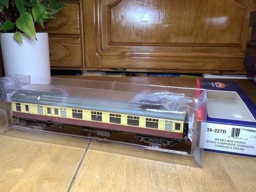 Bachmann 39-227D BR Mk.1 Crimson & Cream Brake Corridor Composite BCK weathered - Picture 2 of 2