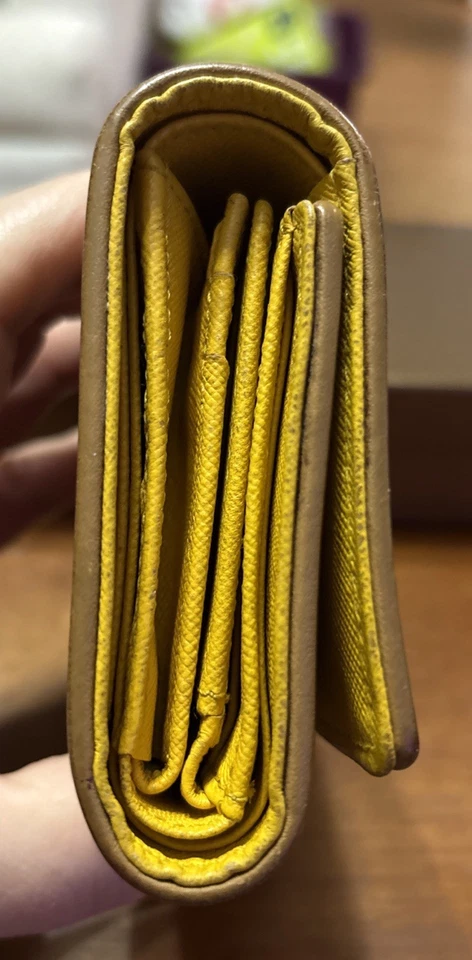 Cartera plegable MCM Visetos patrón conejo conejito beige rosa negro logotipo cremallera alrededor Foto 3 de 4