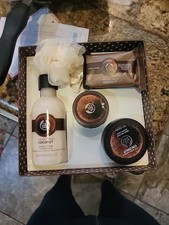THE BODY SHOP COCONUT FESTIVE PICKS BOX SET Soap, Scrub, Shower Cream, Loofa