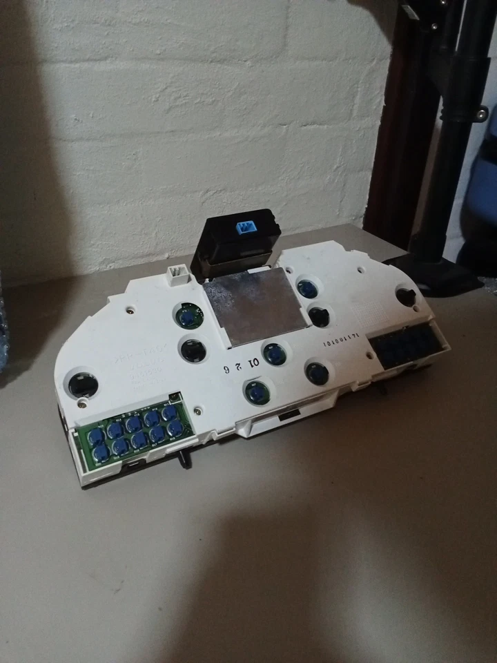 2001 Volvo C70 Cluster Dash Instrument Cluster Beige  - image 4 of 4