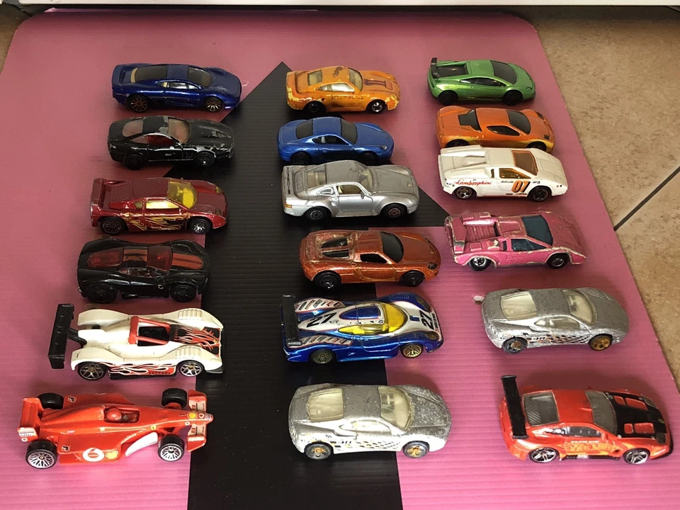 Hot Wheels Lotto Ferrari Porsche Lamborghini 18 Cars - Immagine 2 di 4