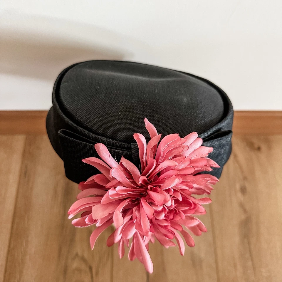 Antigo 50’s Feminino Pillbox Chapéu Fascinador Tecido Preto Flor Rosa Funeral - Imagem 3 de 4