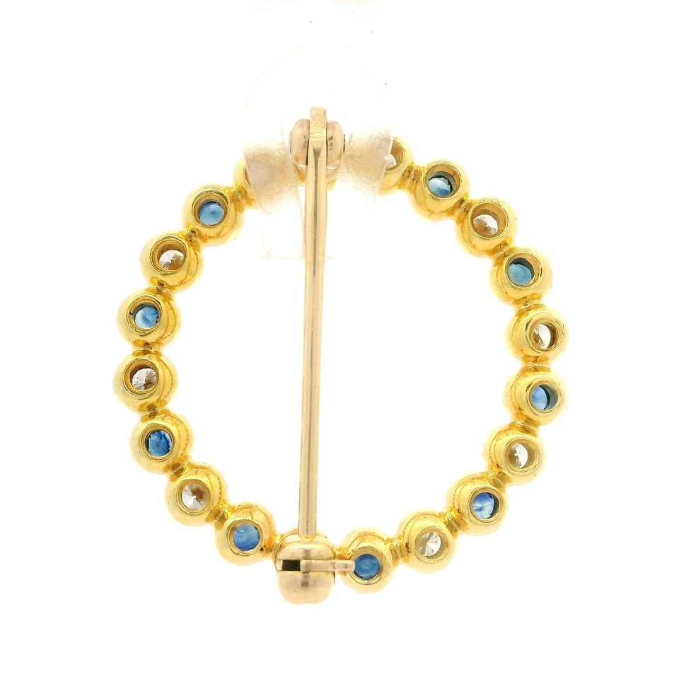 Broche prendedor corona bisel círculo de diamantes y zafiros de oro amarillo de 0,60 ctw Foto 4 de 4