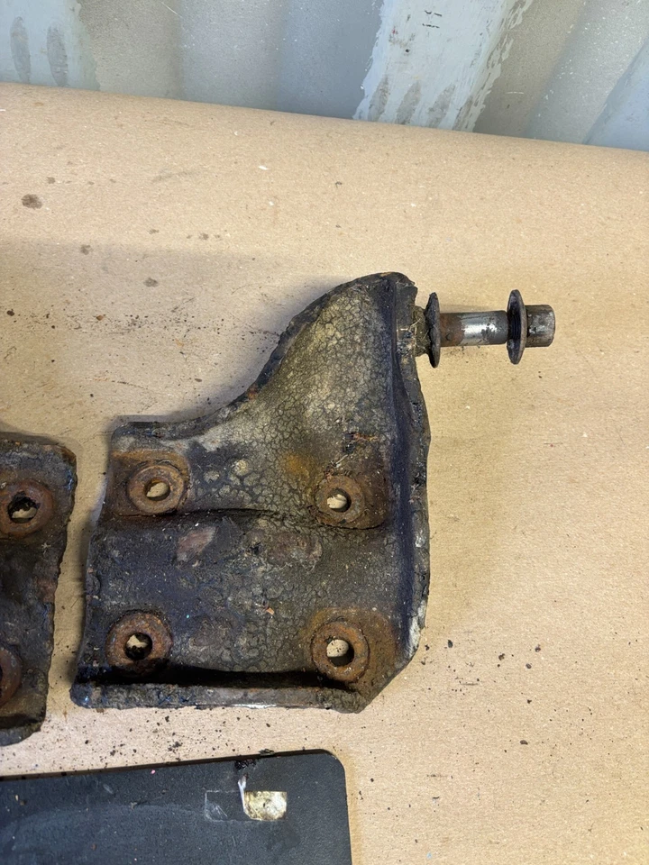 Dodge W100 W150 D150 D100 D250 D350 1981 87 1993 eje trasero placas de choque perno en U Foto 3 de 4