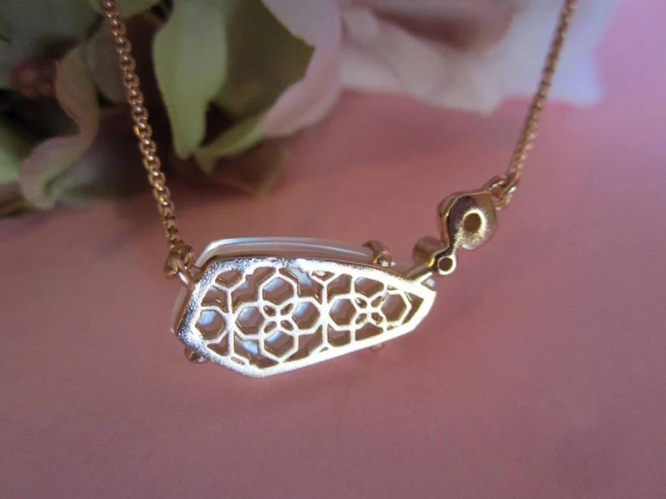 Colar pingente de ouro rosa e madrepérola marfim Kendra Scott Barbara novo com etiquetas - Imagem 4 de 4