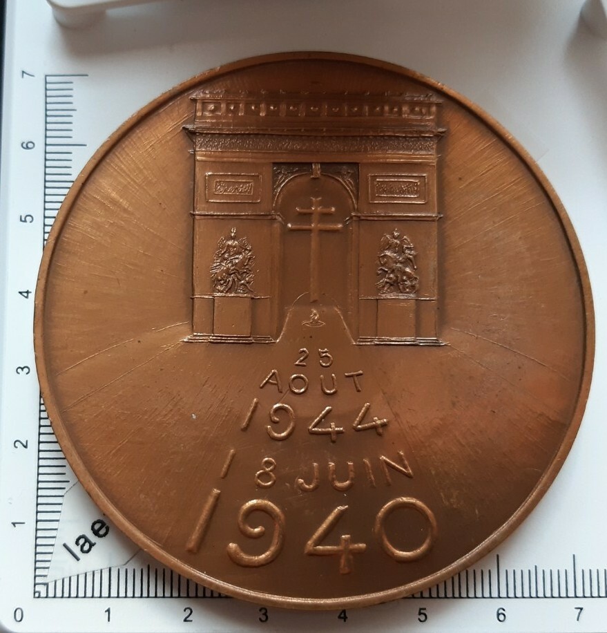 Médaille Général Charles De Gaulle - Militaria WWII - Signée A. Rivaud 1945 - En Bronze