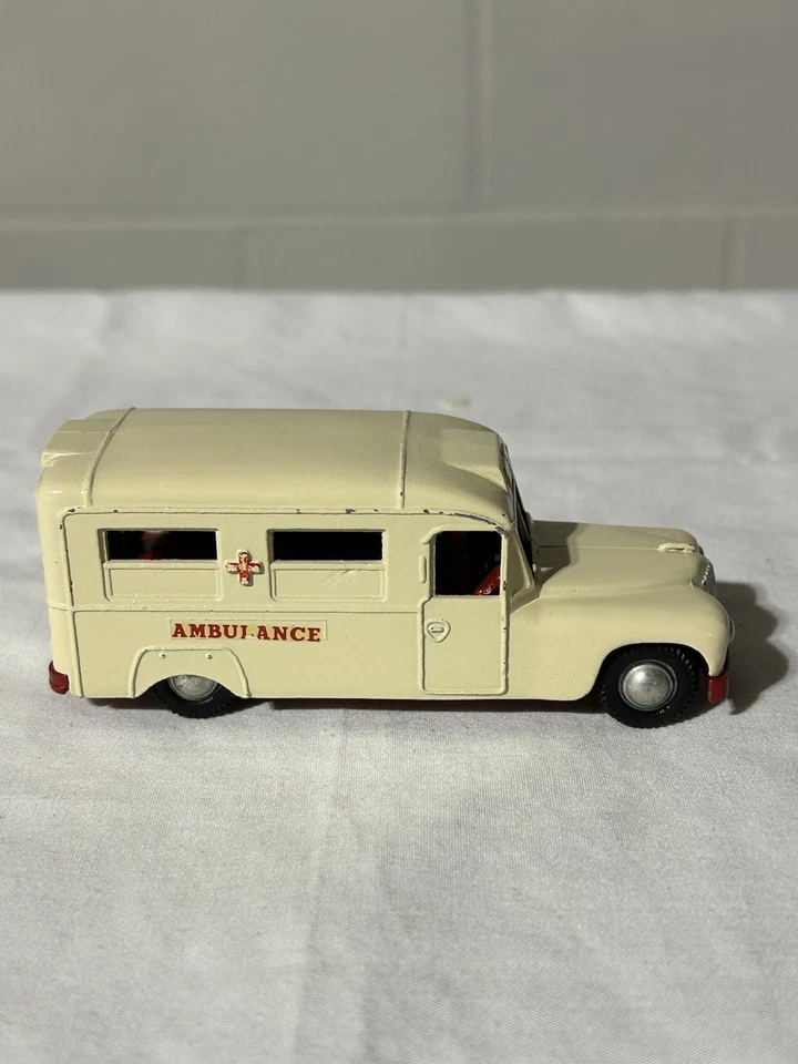 Juguetes para periquitos ambulancia Daimler Foto 2 de 4