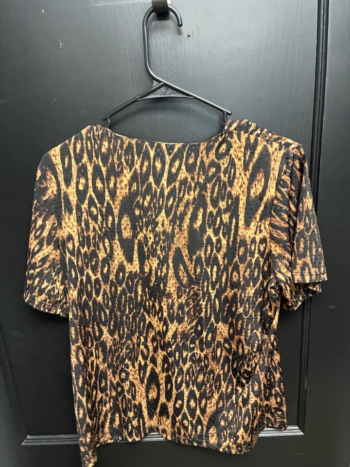 Top Susan Graver Estampado Animal Embellecido Damas Manga Corta Cuello en V - Talla M Foto 3 de 3