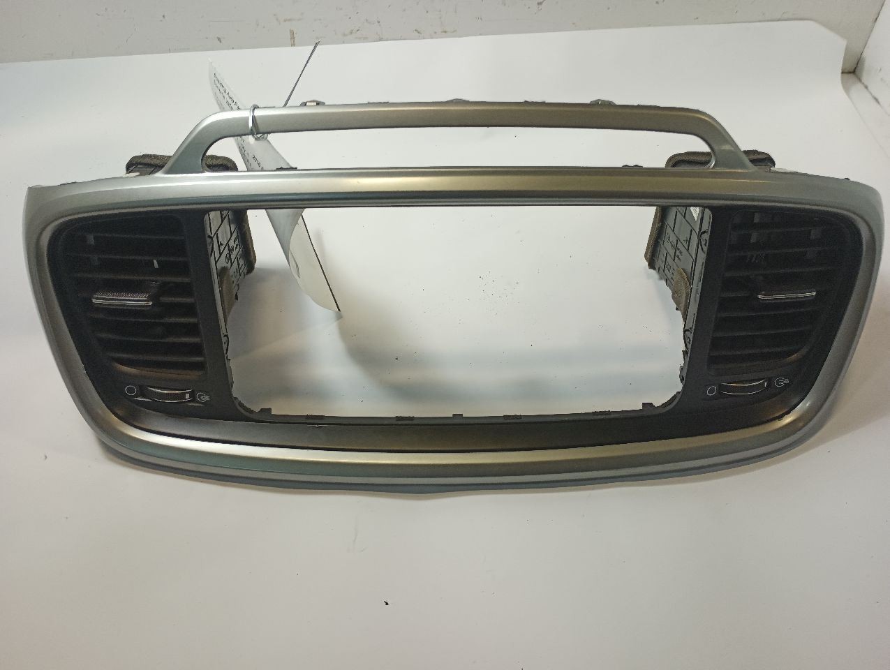 2016-2020 KIA Sorento Center Dash Display Trim Radio Bezel w/ Vents (11505584