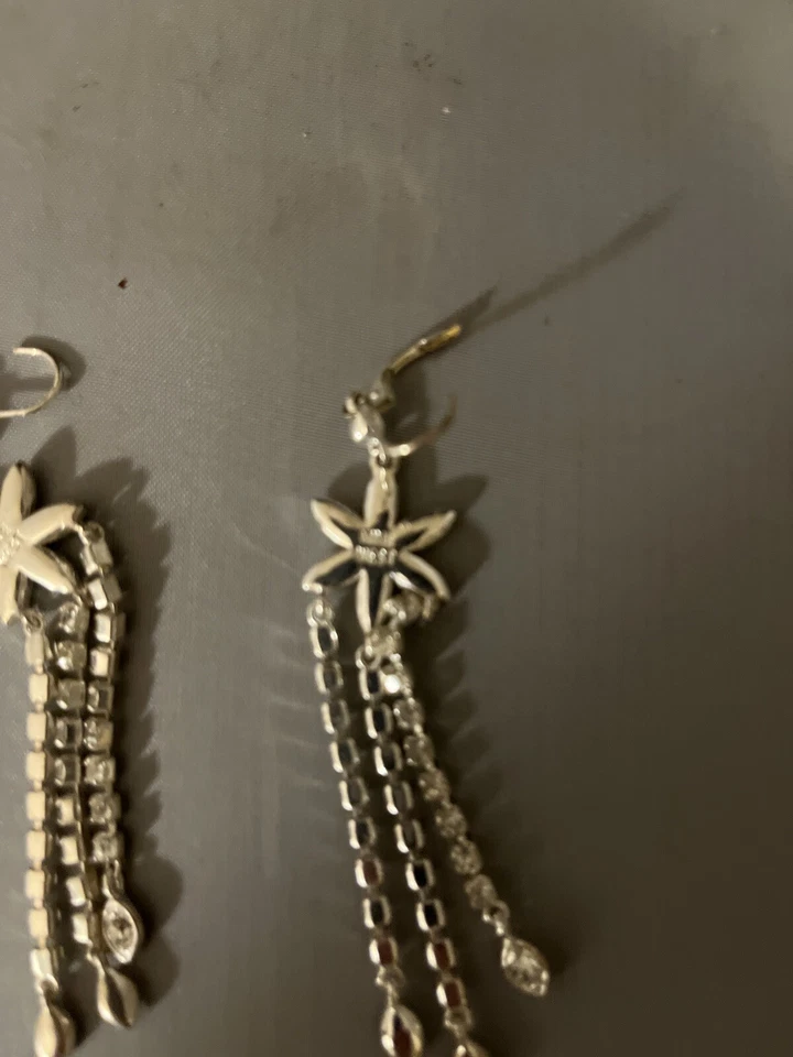Brincos pendentes chandalier Nine West tom prata strass transparente assinado Y2K - Imagem 4 de 4