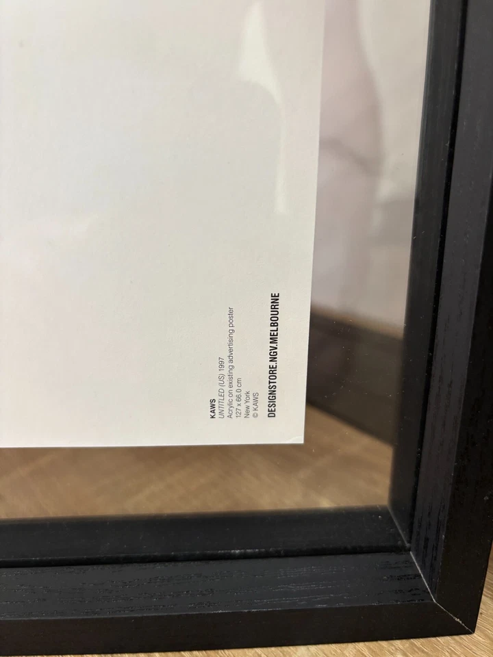 Tarjetas postales con fotos enmarcadas de Kaws Foto 2 de 4